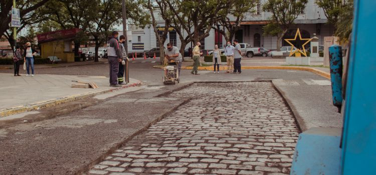 El Municipio continúa con la recuperación de los adoquines de la avenida Rocca