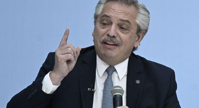 Alberto FERNÁNDEZ  anuncia las nuevas restricciones para el área metropolitana.