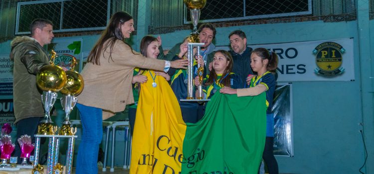 Elisa Abella acompañó la premiación del Torneo Intercolegial de Baby Fútbol