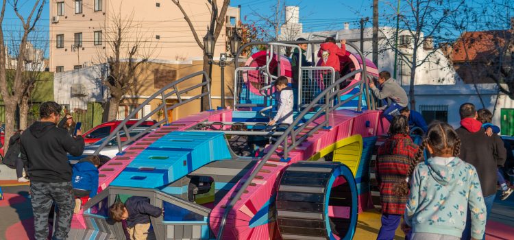 En vacaciones de invierno, las familias disfrutan de los renovados espacios públicos