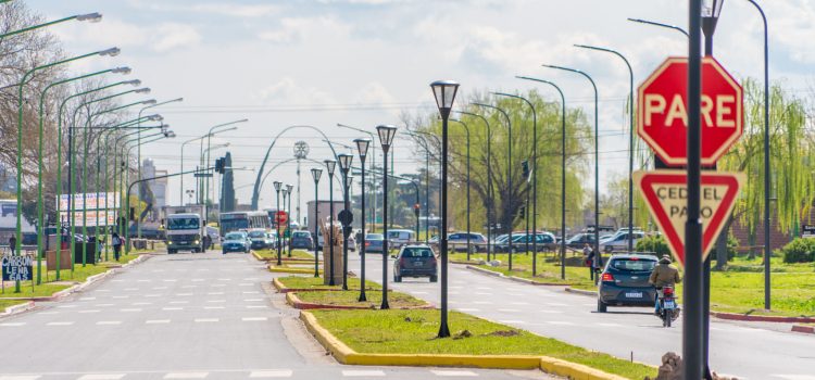 Avenida Alfonsín: avanza la instalación de nuevas luminarias y farolas