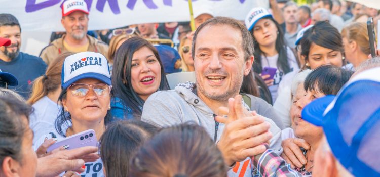 Rodeado de vecinos, Abella cerró su campaña en la plaza Eduardo Costa