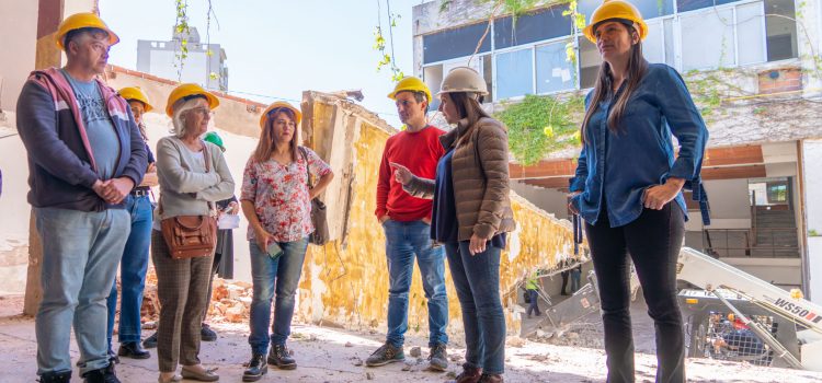 Abella recorrió los avances de la obra de remodelación del Teatro Pedro Barbero junto a artistas locales