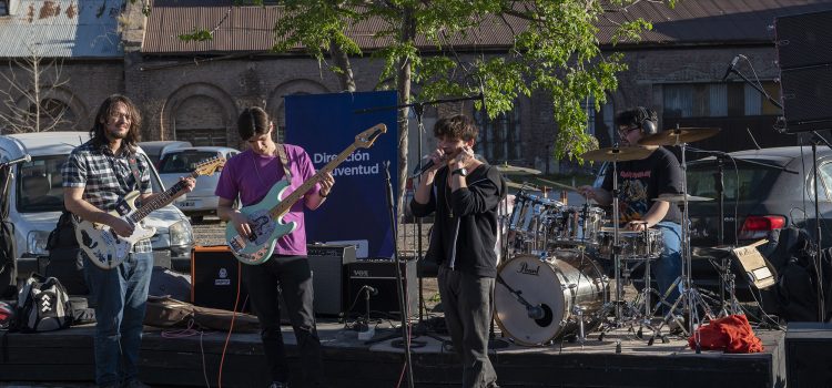 La plazoleta del Museo Ferroviario reunió a músicos y emprendedores locales