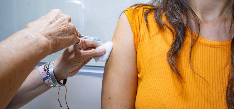 El Hospital San José continúa aplicando la vacuna contra la fiebre amarilla