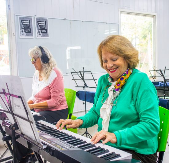 Más de 150 adultos mayores disfrutan de las clases de la Escuela Municipal de Música