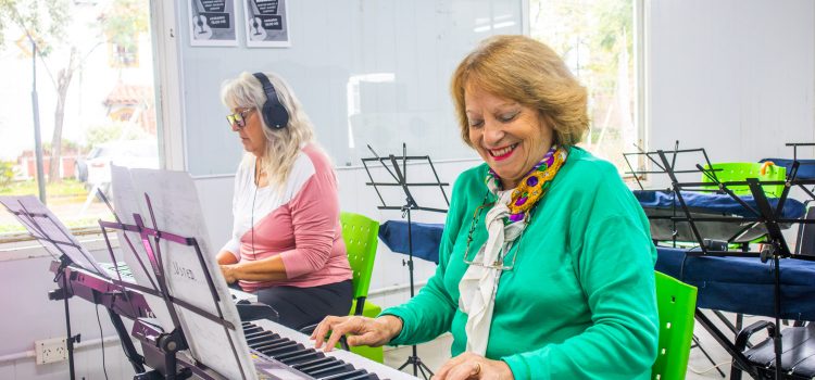 Más de 150 adultos mayores disfrutan de las clases de la Escuela Municipal de Música